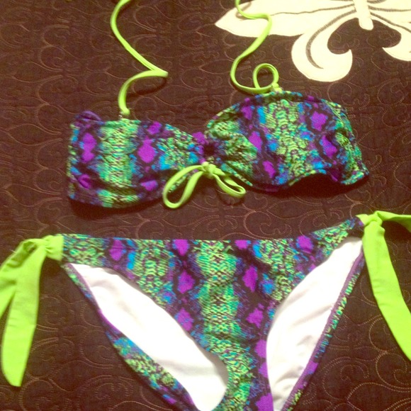 Wikini bikini bandeau top bright color never worn