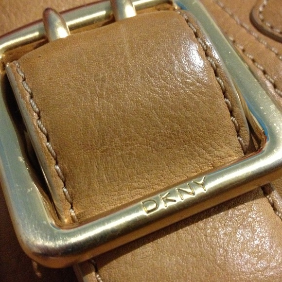 Small DKNY chain purse - Picture 2 of 4
