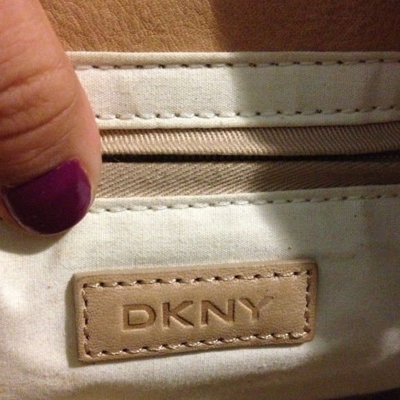 Small DKNY chain purse - Picture 3 of 4