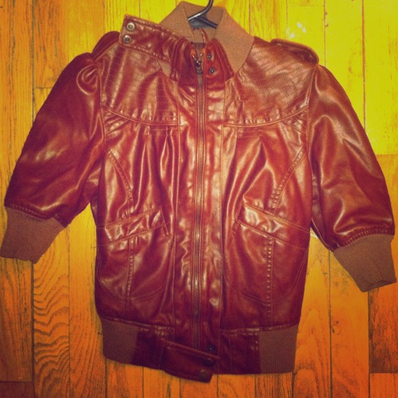 Beautiful vintage look, brown leather crop jacket!