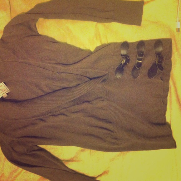 Brown sweater with buckle decoration