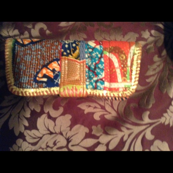 An African fabric design clutch... - Picture 3 of 4