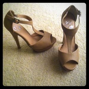 Colin Stuart beige leather platform sandals