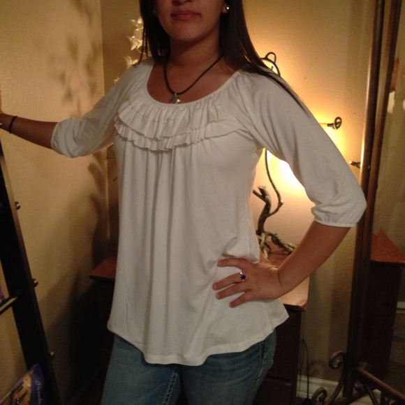 🔴SOLD🔴Light cream color ruffled blouse