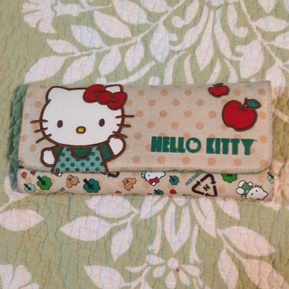 🚫🚫SOLD🚫🚫Hello Kitty (Be Green) Wallet - Picture 1 of 4
