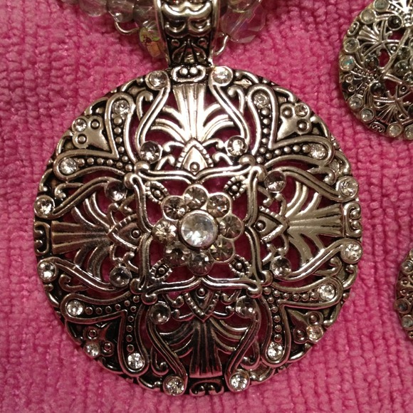 SOLD IN BUNDLE 🎉🎉🎉Necklace & Earrings set