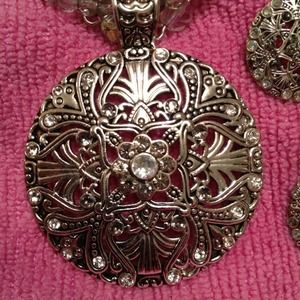 SOLD IN BUNDLE 🎉🎉🎉Necklace & Earrings set