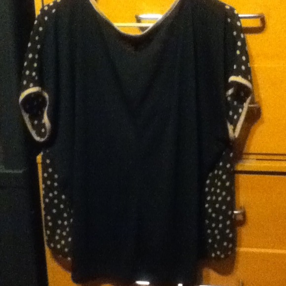 Dotted black & beige Blouse. - Picture 2 of 4