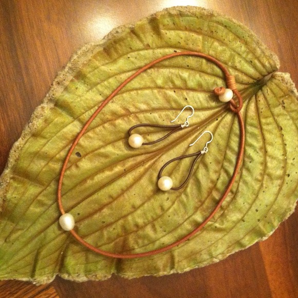 Leather and pearlized bead Necklace & Earrings.