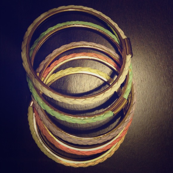 💢SOLD💢5 pastel colored bracelet.