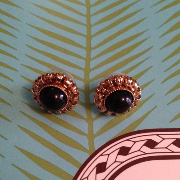 SOLD Stella & Dot Gigi Studs