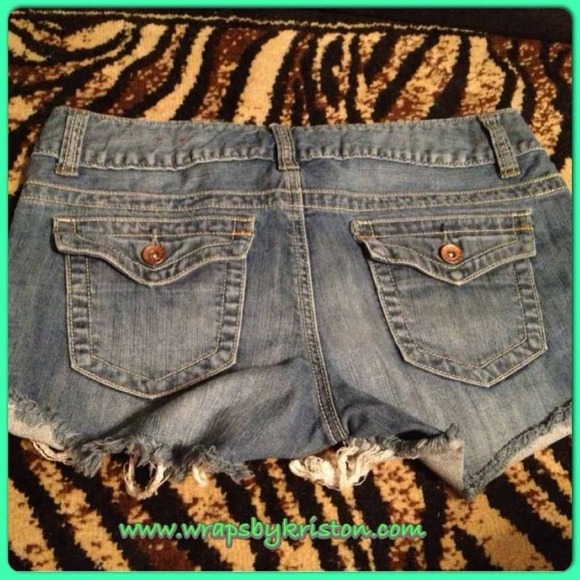 Guess Cut-Off Shorts Size 29 - Picture 2 of 4