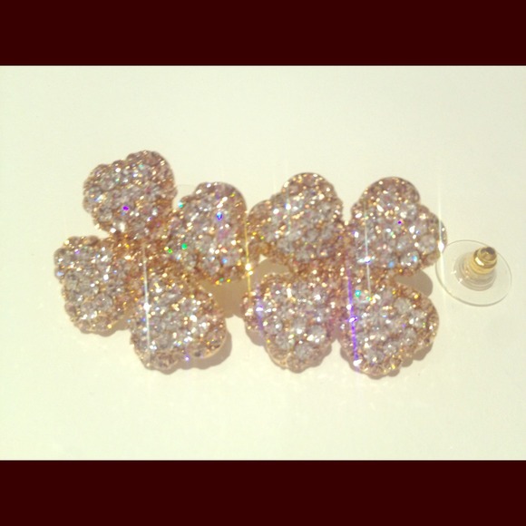 New earrings. Clover. Rhinestones. Rose gold plate