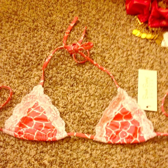 ❌SOLD ❌Beach Bunny Coral lace trim bikini top