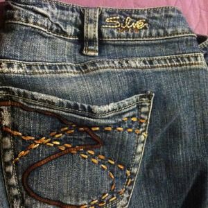 🏁HOLD@lorna36🏁 Silver Jeans "Frances Capri"