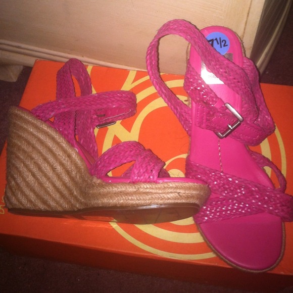 💖Price drop!!!  cute pink brand new wedges👠 - Picture 2 of 4