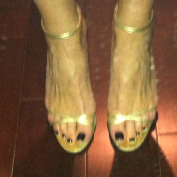 Manolo Blahnik gold sandals. - Picture 2 of 4