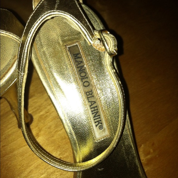 Manolo Blahnik gold sandals. - Picture 3 of 4