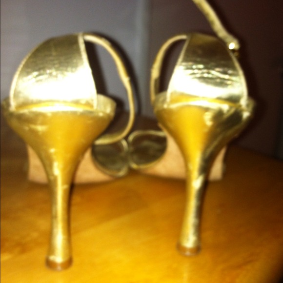 Manolo Blahnik gold sandals. - Picture 4 of 4