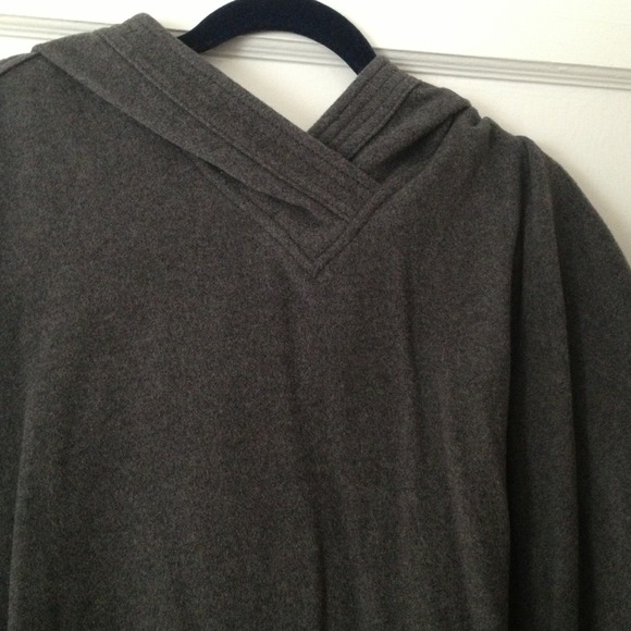 🚨🚨SOLD🚨🚨 Grey wool hooded poncho💰reduced💰