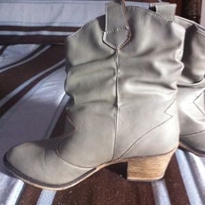 Grey lowcut cowboy boots. size 10