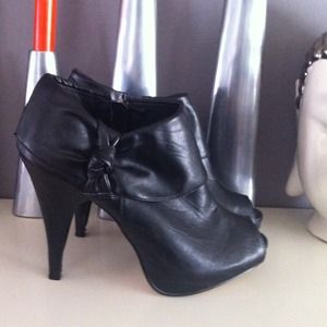 NWOT Faux leather open-toe booties