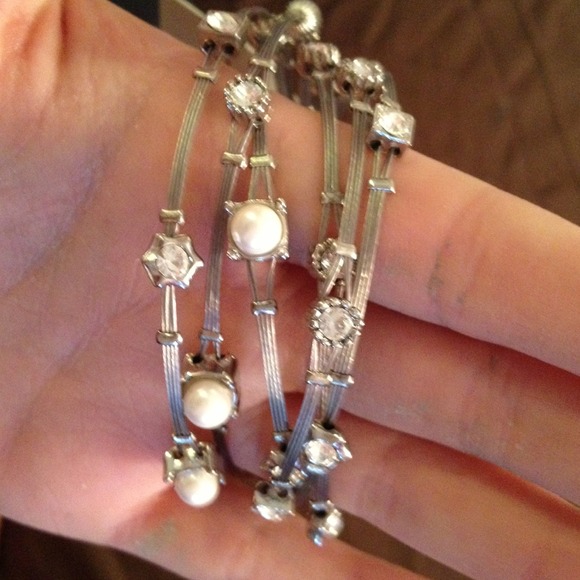 ✨REDUCED✨ Pearl and crystal bracelet!