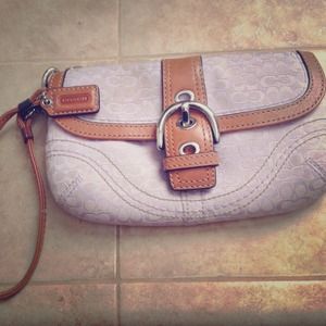 🎉❤️REDUCED❤️🎉 Cute Coach wristlet. Authentic!