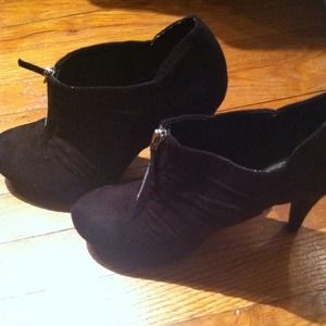 ⬇⬇✂REDUCED AGAIN$$  Black Booties w/ zipper