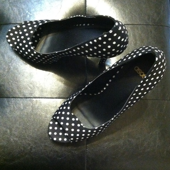 *REDUCED* Black and white polka dot heels
