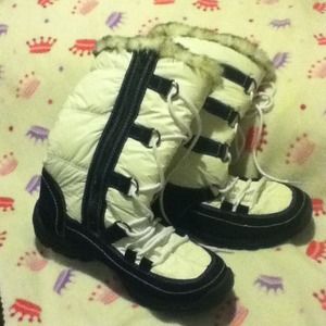 Snow boots