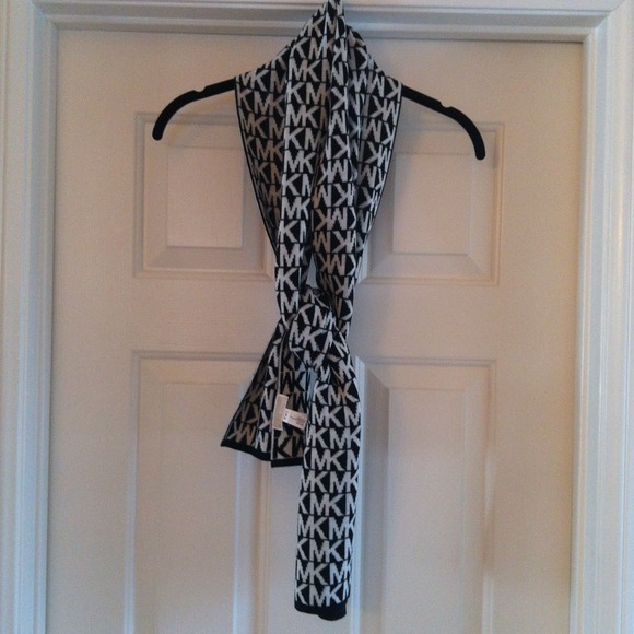 🌟SOLD🌟Michael Kors Scarf
