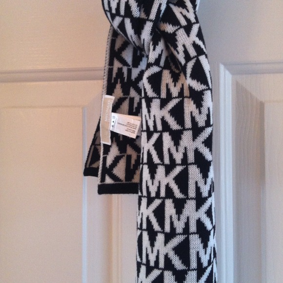 🌟SOLD🌟Michael Kors Scarf - Picture 2 of 2