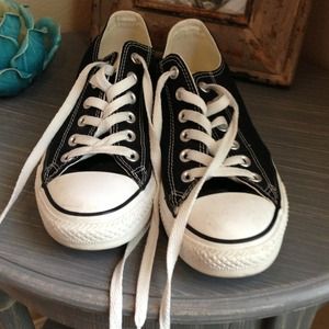 Black low top converse