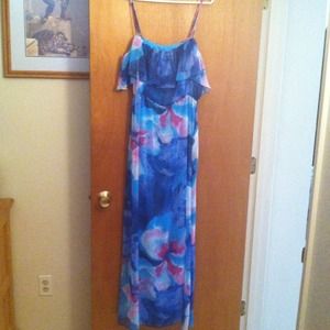 !Beautiful long dress.