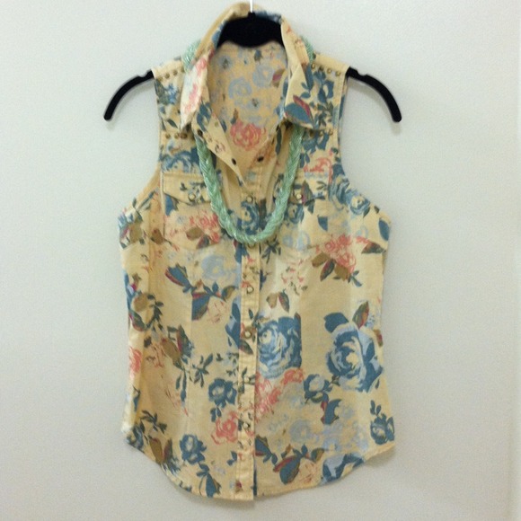 Tops - 💫FLASH SALE💫Floral chambray sleeveless shirt