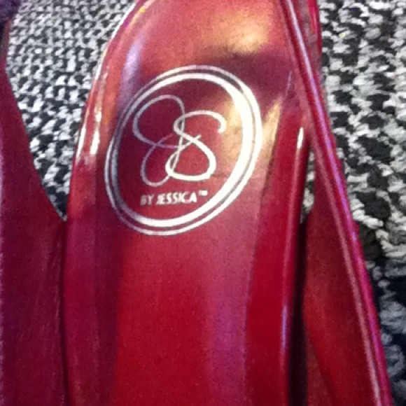Deep red high heels - Picture 2 of 3