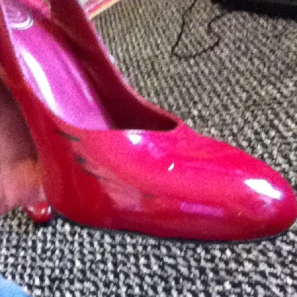 Deep red high heels - Picture 3 of 3