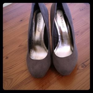 Grey pumps