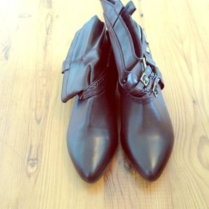 Dark brown low boots