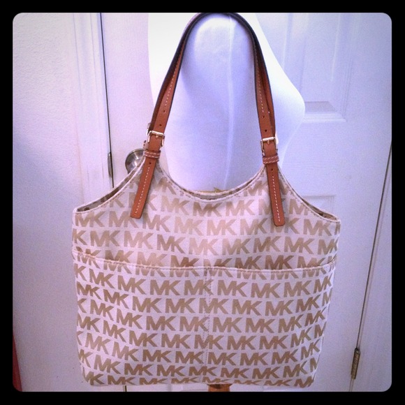 Michael Kors Handbags - 🌸Michael Kors Jet Set Signature Tote🌸
