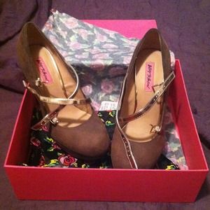 BETSEY JOHNSON PUMPS