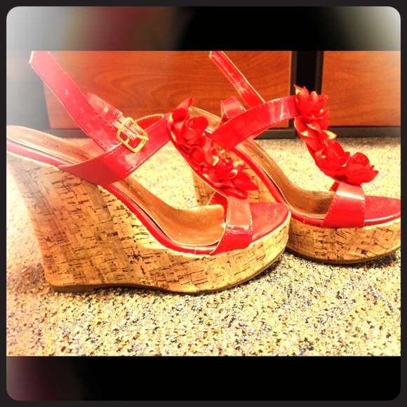 🚫Trade🚫 @kitty9126 Red Wedges/black heels!