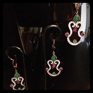 Set of pendant and earring.