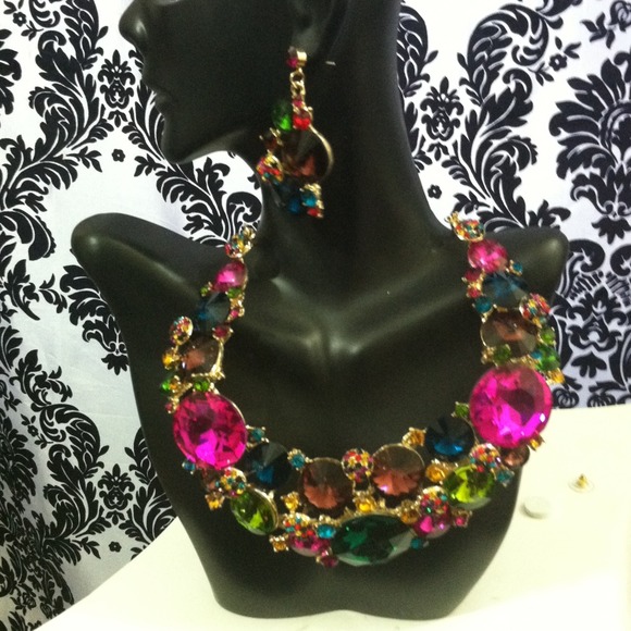 Chunky jewel necklace earring set