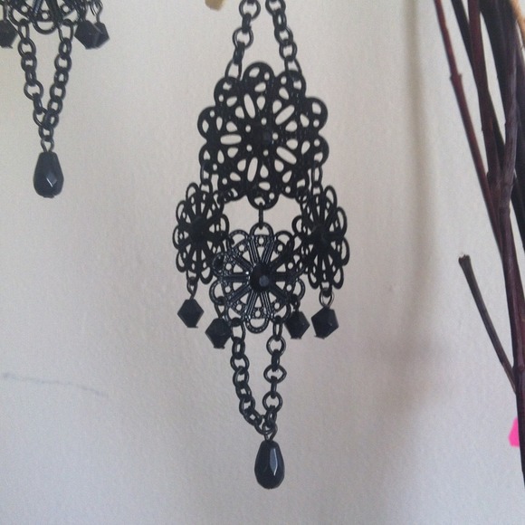 Long black earring! - Picture 2 of 2