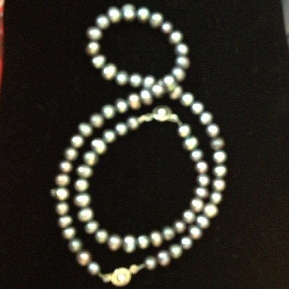 Grey freshwater pearl necklace from Teng Yue
