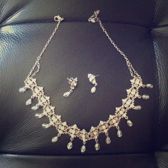 Very vintage necklace and earrings set.