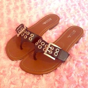Adorable buckle sandals!😍