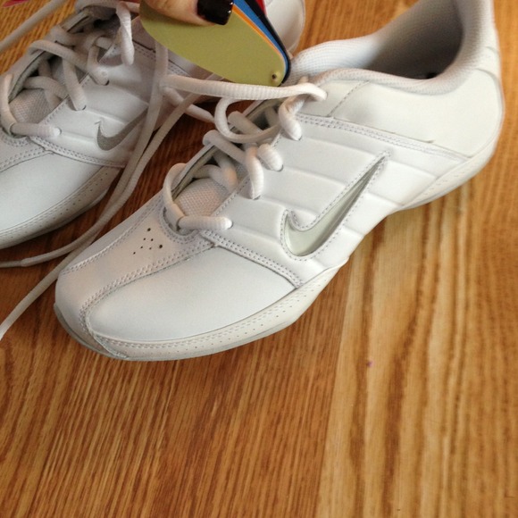 White nikes - Picture 2 of 4